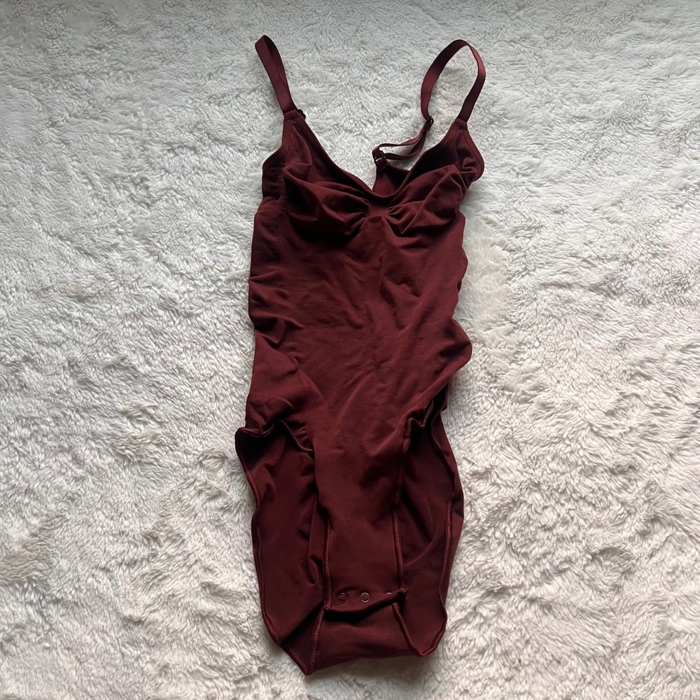 Skims Sculpting Mid Thigh Bodysuit Oxblood Burgundy Size Small Shapewear NWOT